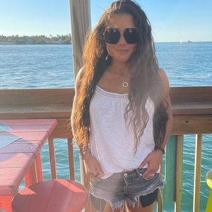 Hi! My name is Allison Thibault. Enjoy my closet!